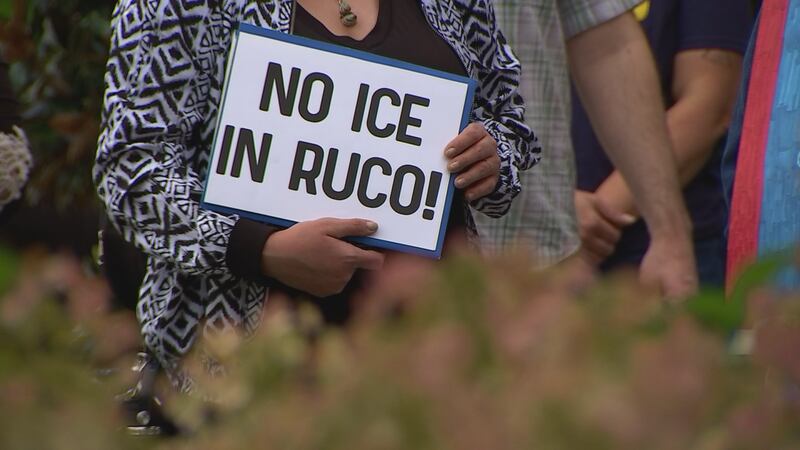 Comunidad en Murfreesboro reunida para protestar en contra de la firma del convenio 287(g)...