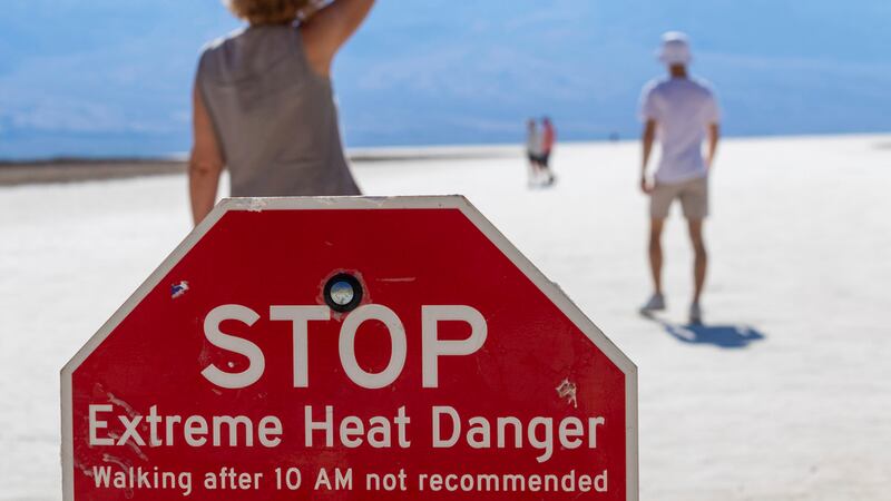 Una persona se limpia el sudor en el Parque Nacional Death Valley, California, el domingo 7 de...