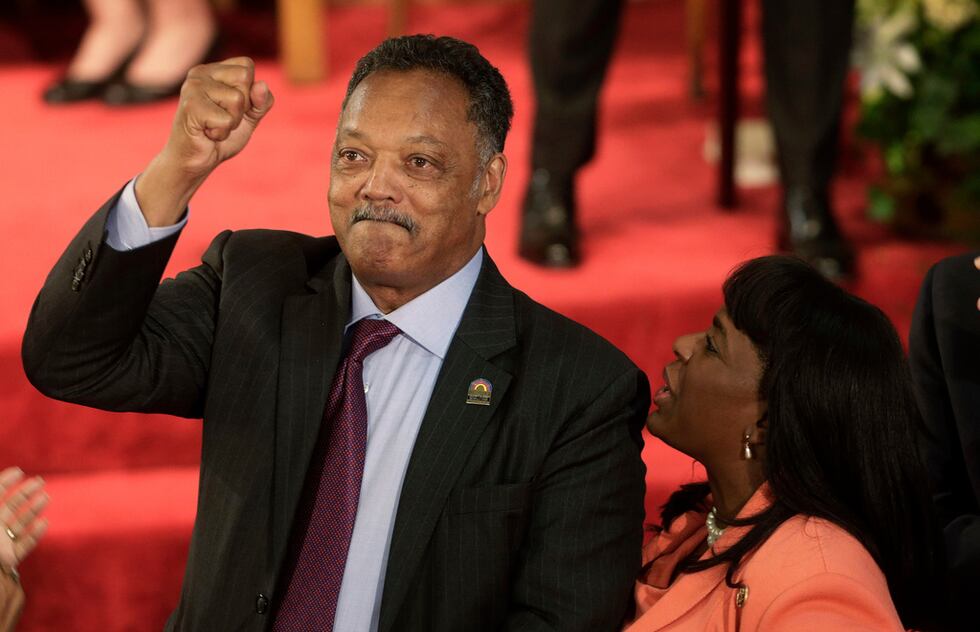 ARCHIVO - El reverendo Jesse Jackson hace un gesto a un amigo en el balcón de la iglesia...