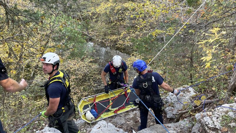 Autoridades del Condado de Rutherford rescatan a una persona luego de caer 80 pies enla cueva...