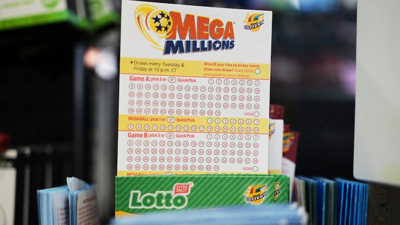 ARCHIVO - Boletos para la lotería Mega Millions, en una tienda de comestibles en Chicago, el 6...
