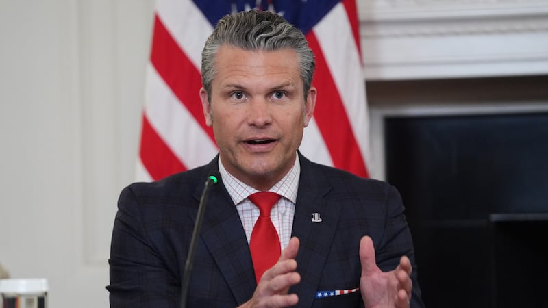 El secretario de Defensa de Estados Unidos, Pete Hegseth, responde a una pregunta de un...