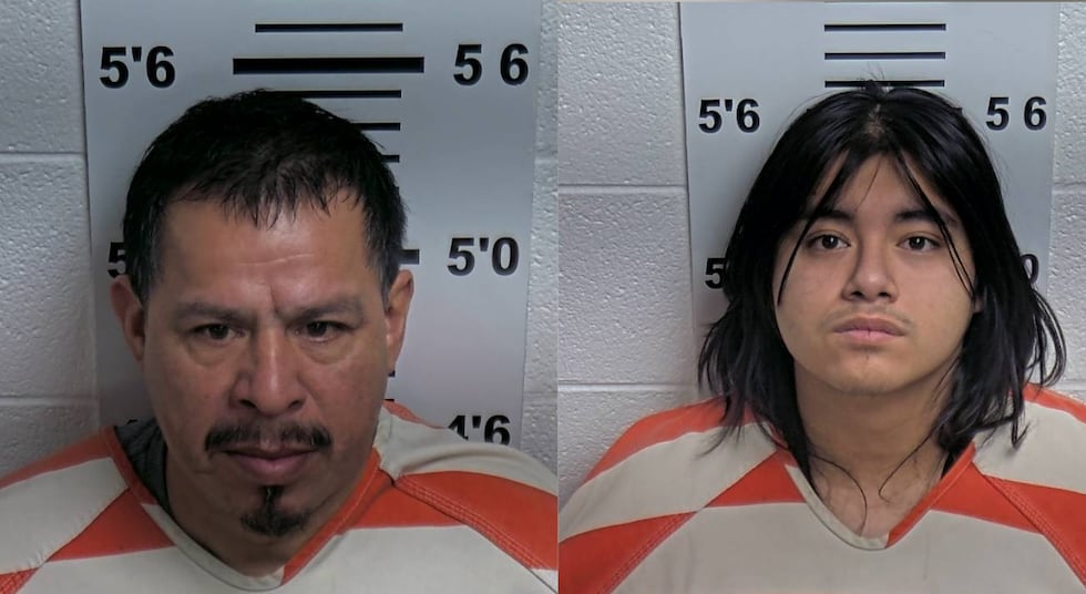 Marcelino Diaz-Decena, 52 (izq.) y Joshua Hernandez-Morales, 18 (der) detenidos por las...