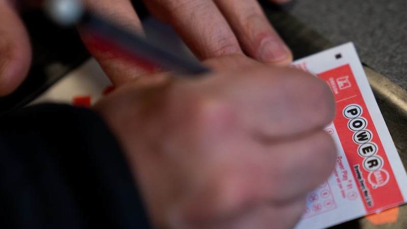 Una persona rellena un boleto de lotería el lunes 22 de diciembre de 2025 en Portland, Oregon....