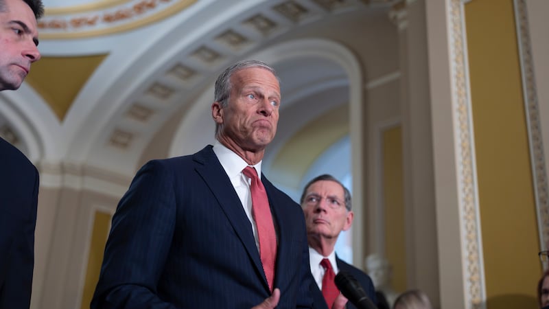 El líder de la mayoría en el Senado, John Thune, republicano de Dakota del Sur, junto al...