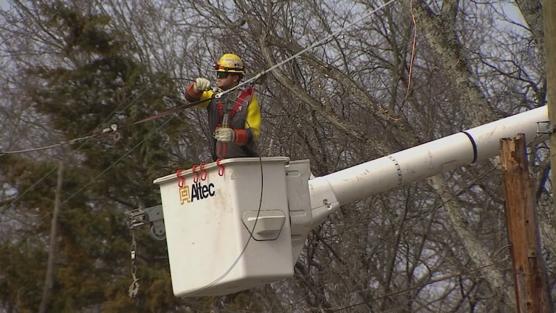 Trabajadores de NES realizando labores sobre la calle Knob Rd tras la caída de líneas...