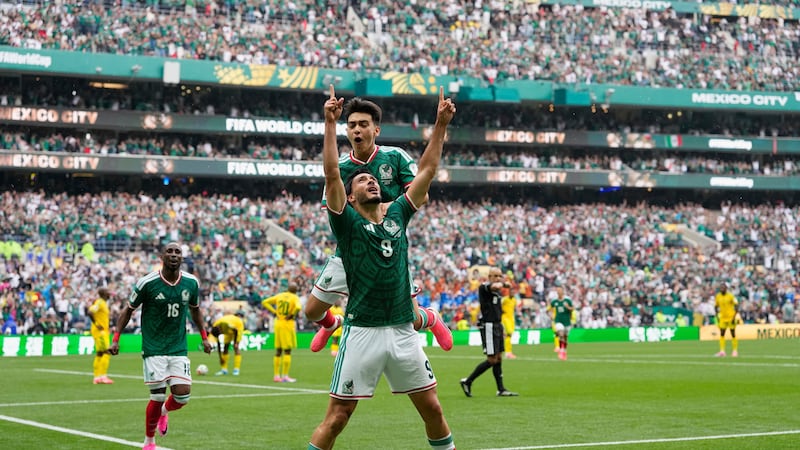 El mexicano Raúl Jiménez celebra tras marcar el segundo gol de su equipo durante el partido de...