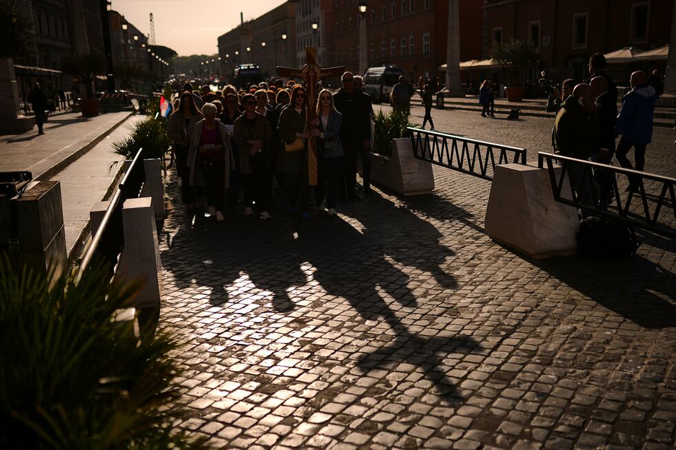 Peregrinos de Croacia llegan al Vaticano, el martes 22 de abril de 2025. (AP Foto/Francisco Seco)