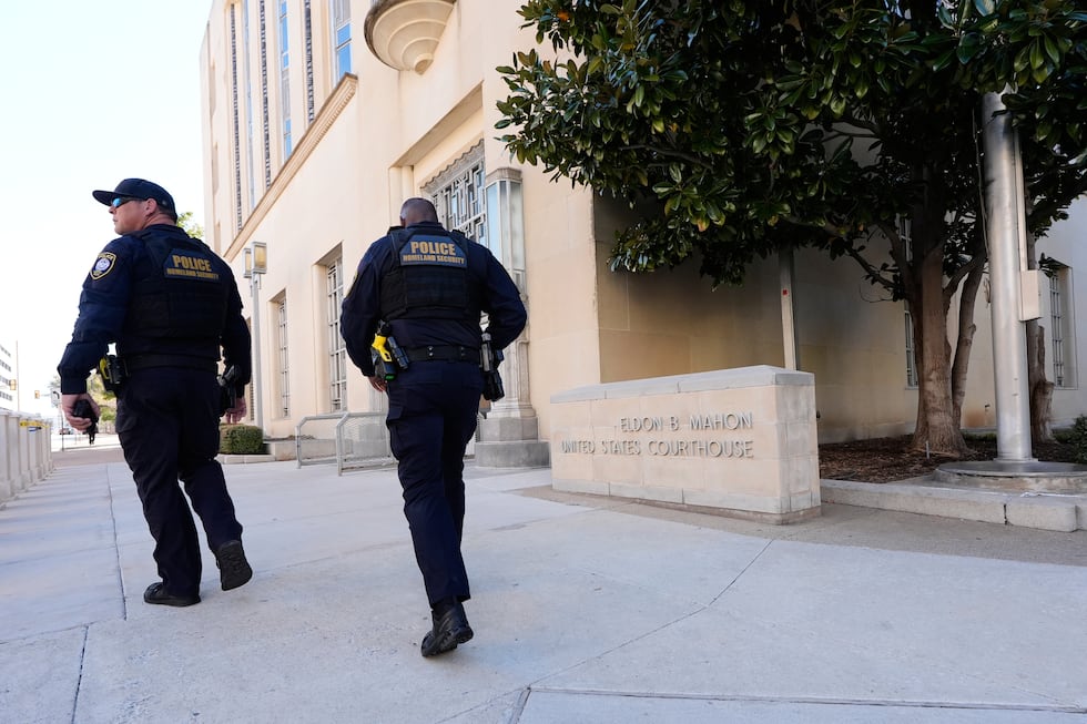Guardias de seguridad en la Sala de Tribunales Eldon B. Mahon en Fort Worth, Texas, el 12 de...