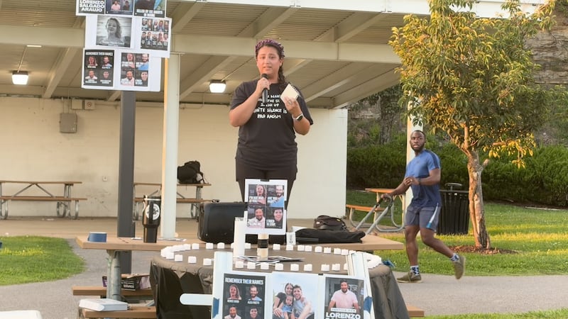 Velas y reclamos de justicia: comunidad honra a migrantes fallecidos tras operativos de ICE