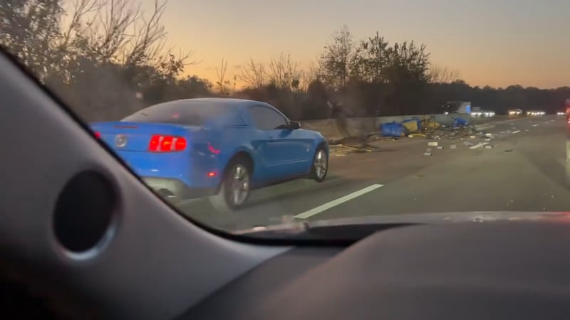 Vehículo se impacta con el muro de concreto sobre la I-840 y aterriza sobre Shacklett Rd.