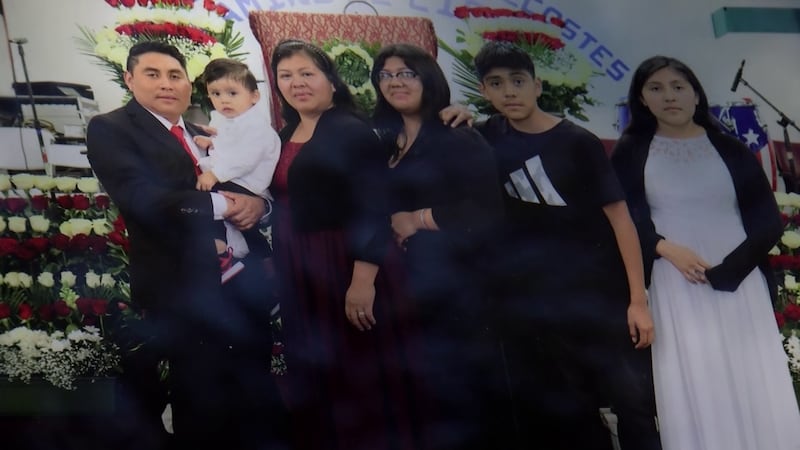 Delmar Raymundo Gomez López y su familia