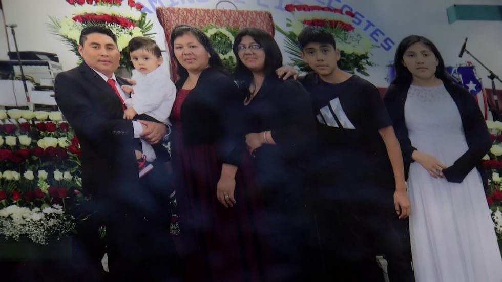 Delmar Raymundo Gomez López y su familia