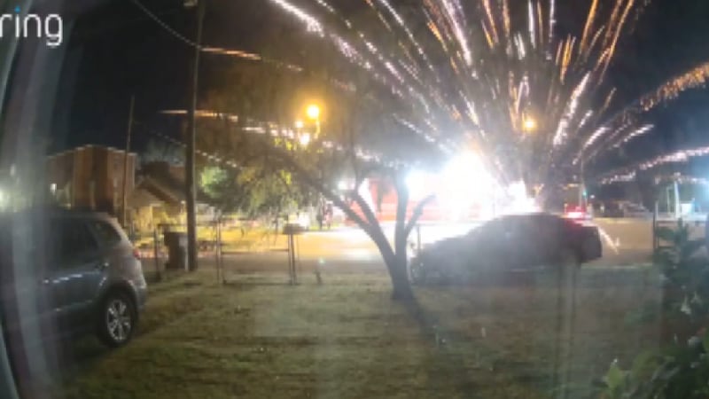 Lanzan fuegos artificiales encendidos desde un auto al norte de Nashville