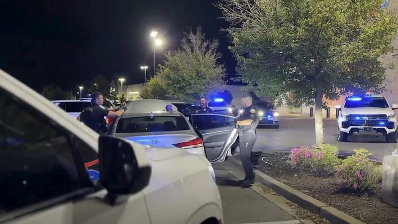 Policía de Mt. Juliet detiene a tres jóvenes a quienes acusan de robar un auto y cargadores de...
