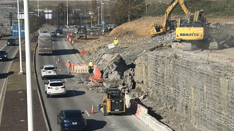 Tráfico en el Aeropuerto Internacional de Nashville tras la caída de escombros sobre la calle