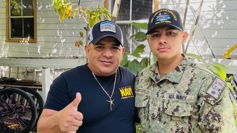 En la imagen, cortesía de Katherine Delgado, aparecen su padrastro Luis Manuel Aviles,...
