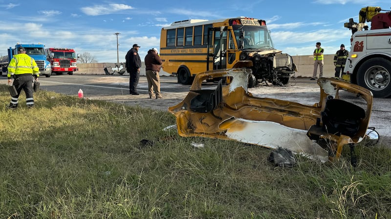Accidente de autobús escolar deja un estudiante y chofer herido