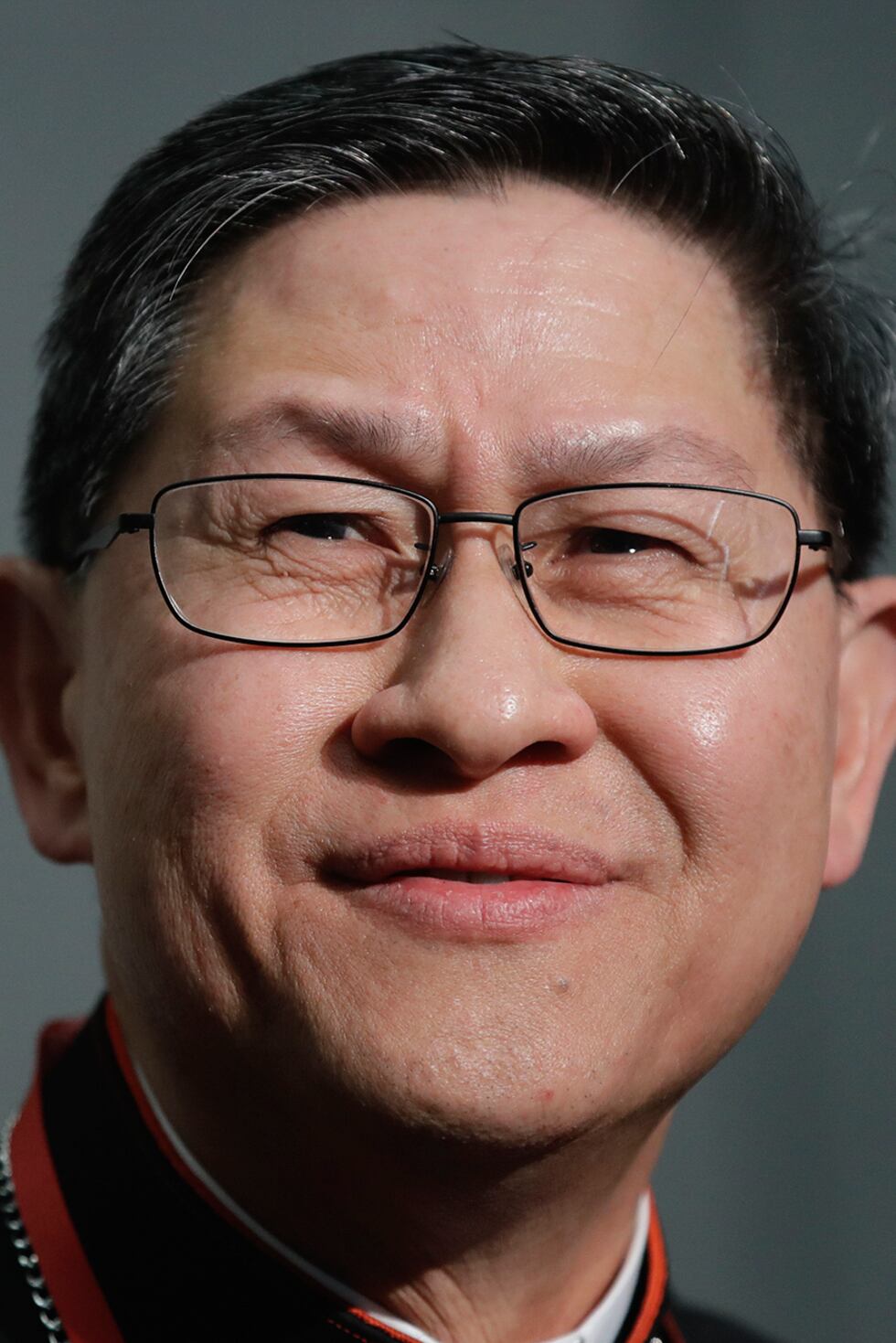 ARCHIVO - El cardenal Luis Antonio Tagle sonríe durante una conferencia de prensa el 23 de...