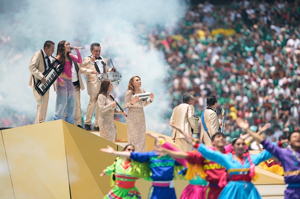 La cantante mexicana Belinda se presenta antes del inicio del partido de fútbol del Grupo A de...