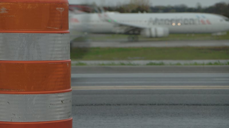 Hombre es acusado de tocar “inapropiadamente” a una menor en un avión en el Aeropuerto de...