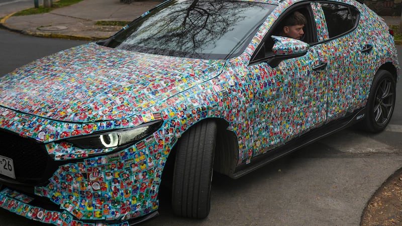 El influencer chileno Ariel Osses sale del estacionamiento de un hogar para niños con cáncer...
