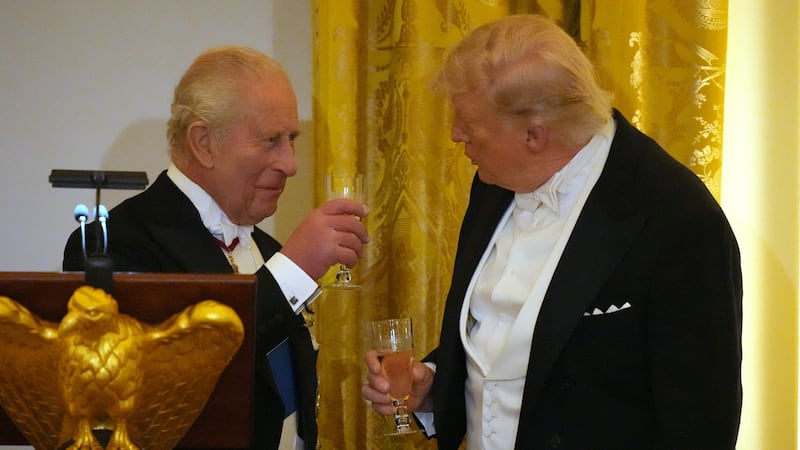 El rey Carlos III de Inglaterra con el presidente estadounidense Donald Trump en la cena de...