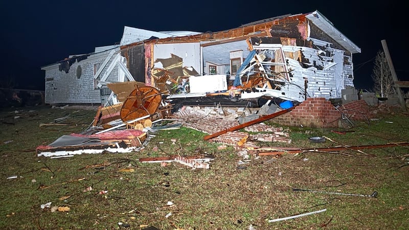 Las tormentas dejaron una casa dañada en el condado Lawrence, Tn