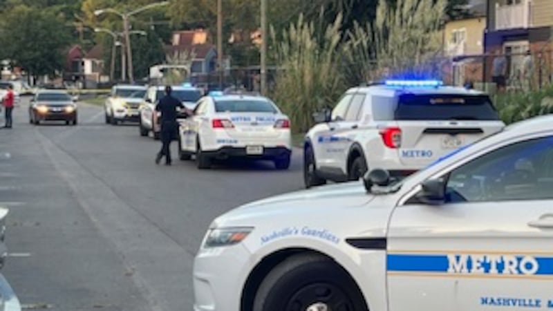 Dos heridos tras un tiroteo en Nashville, policía busca a un joven