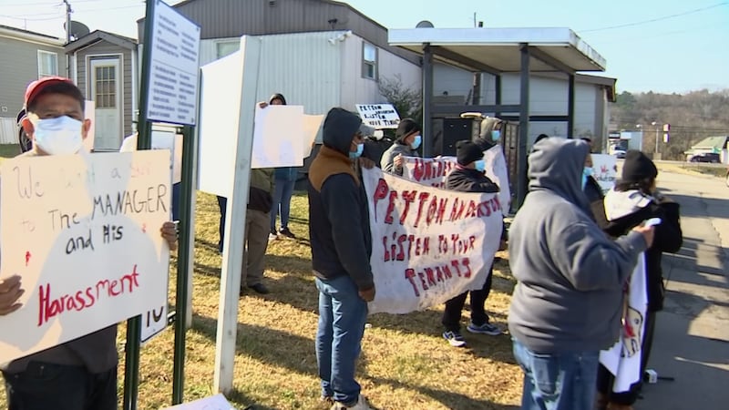 Protesta de los residentes de las Casas Móviles Suburban en Antioch, Tn para exigir a la...