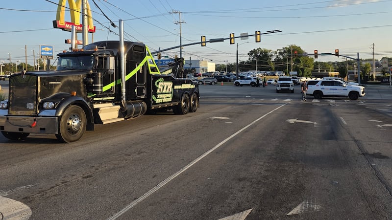 Un hombre murió luego de ser atropellado por una grúa sobre Murfreesboro Pike.
