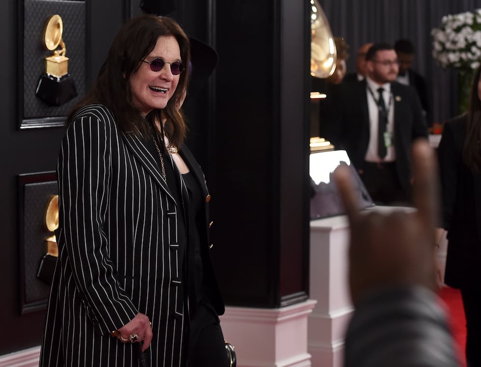 ARCHIVO - Ozzy Osbourne llega a la 62° edición de los Premios Grammy el 26 de enero de 2020 en...