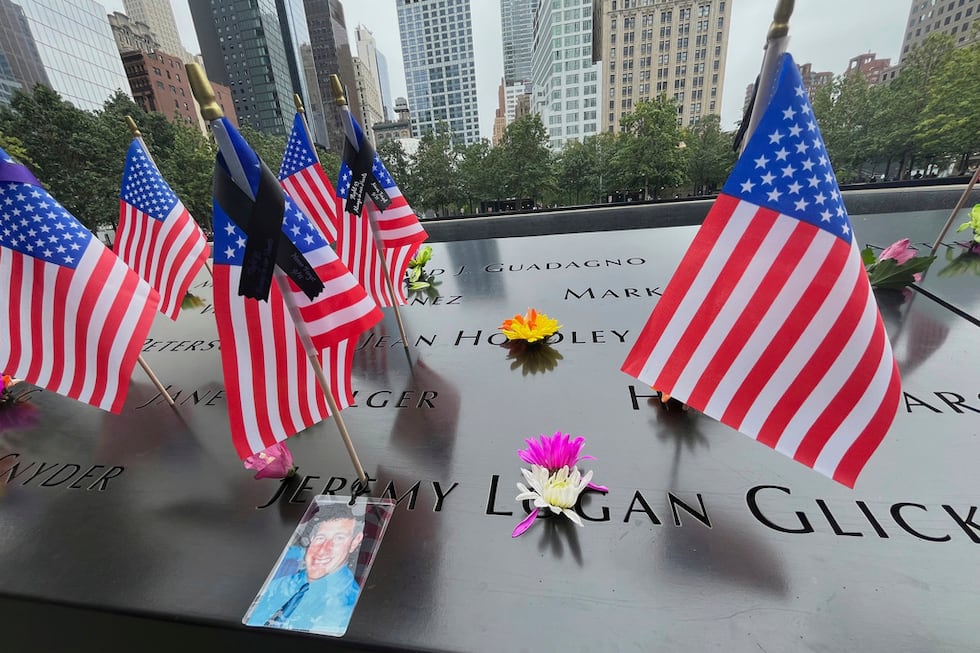 Banderas y flores en el Monumento Nacional del 11 de Septiembre en Nueva York, el miércoles 10...