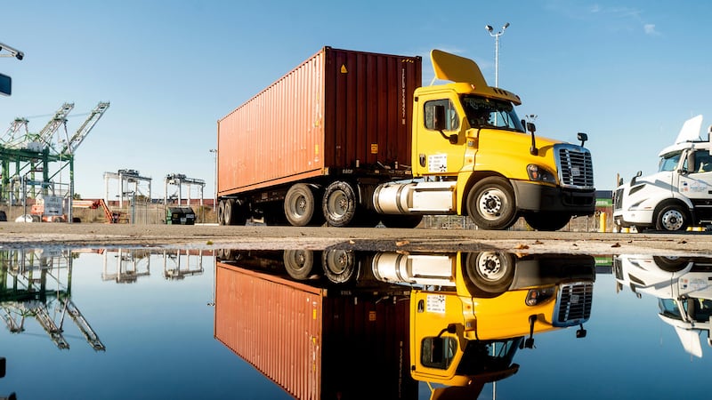 ARCHIVO - Un camión sale de una terminal marítima del puerto de Oakland el 10 de noviembre de...