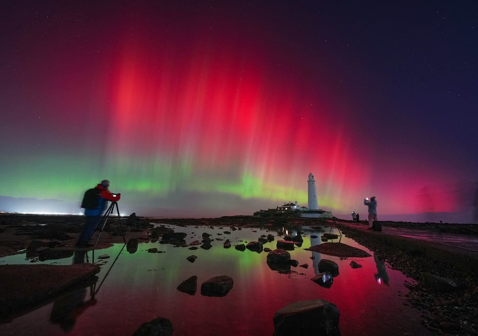 Una aurora boreal brilla en el cielo sobre el faro de Santa María en Whitley Bay, Inglaterra,...