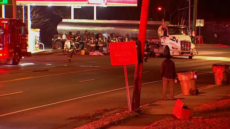 Derrame de combustible cierra calle en Nashville