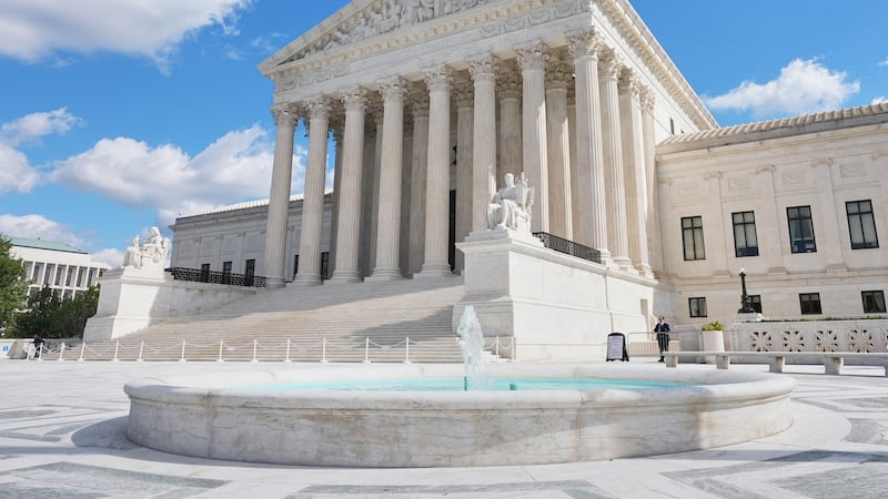 Vista de la Corte Suprema de EEUU, el lunes 5 de octubre de 2026, en Washington. (Foto...