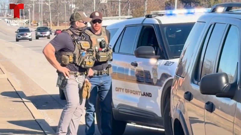 Agentes de ICE realizando una parada de tráfico en conjunto con la Policía de Portland...