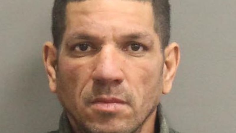 Luis Orlando Martínez de 41 años, acusado de intento de homicidio tras apuñalar a su esposa,...