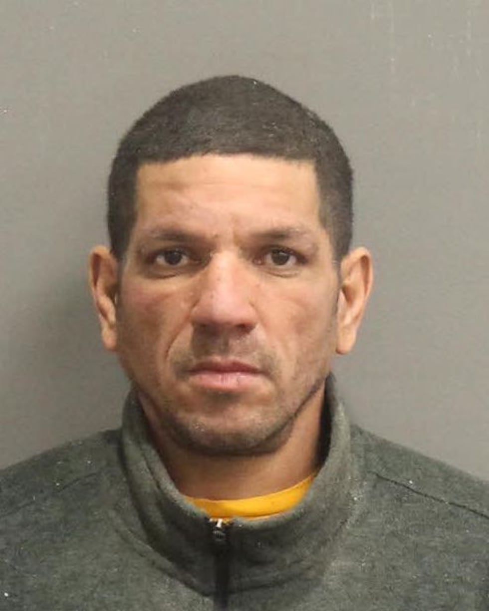 Luis Orlando Martínez de 41 años, acusado de intento de homicidio tras apuñalar a su esposa,...