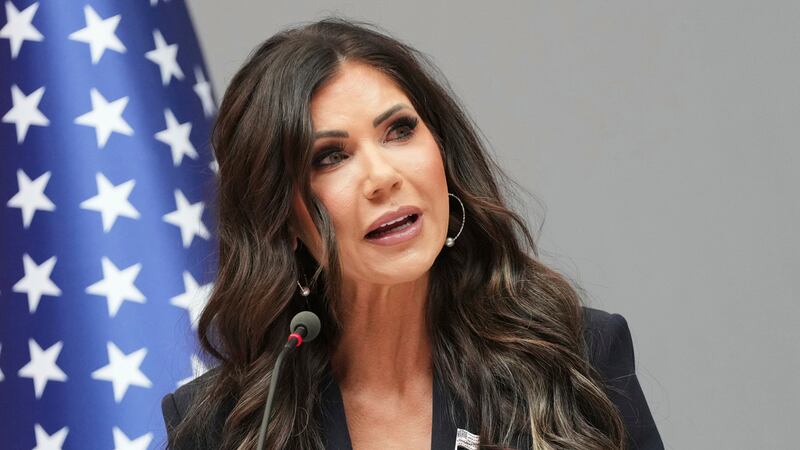 La secretaria de Seguridad Nacional de EEUU, Kristi Noem, se dirige a los medios de...