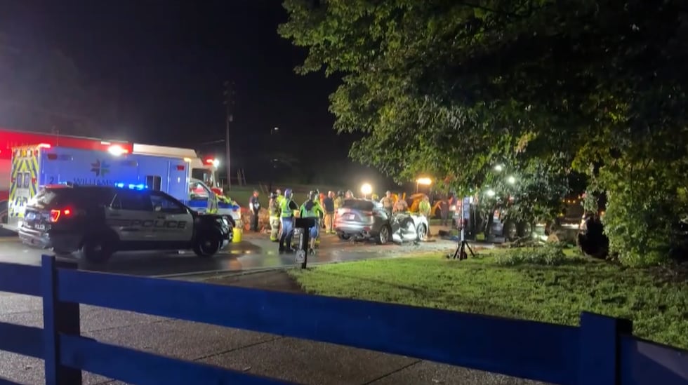 Dos personas mueren tras la caída de un árbol sobre su auto en Franklin, Tn durante tormentas...