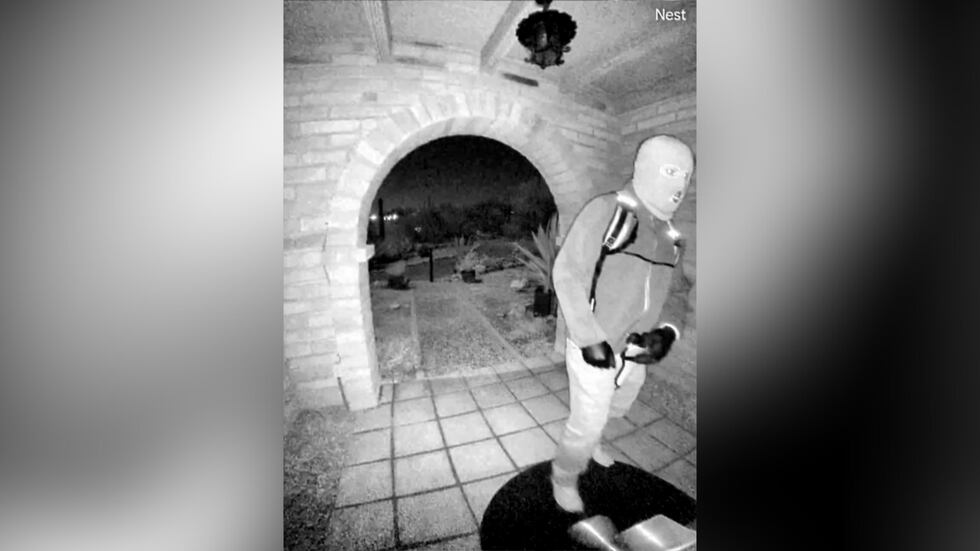 El director del FBI, Kash Patel, publicó varias imágenes de un individuo captado por las...