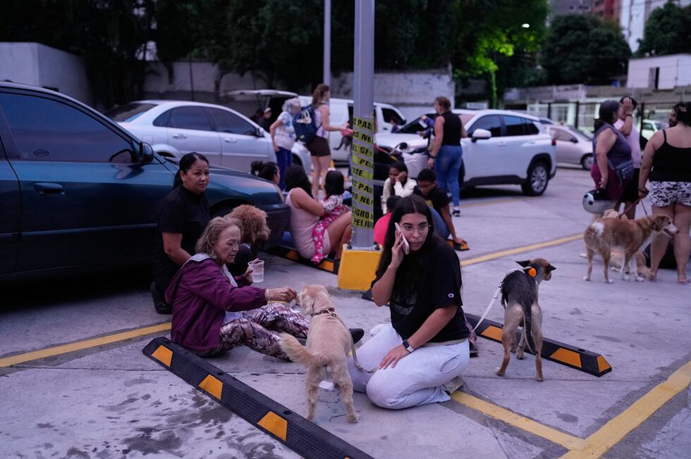 Varias personas permanecen fuera de sus casas tras un terremoto en Caracas, Venezuela, el...