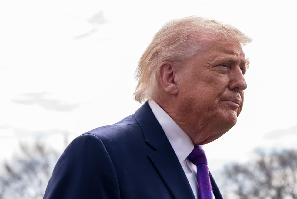 El presidente Donald Trump habla con reporteros antes de abordar el helicóptero presidencial...