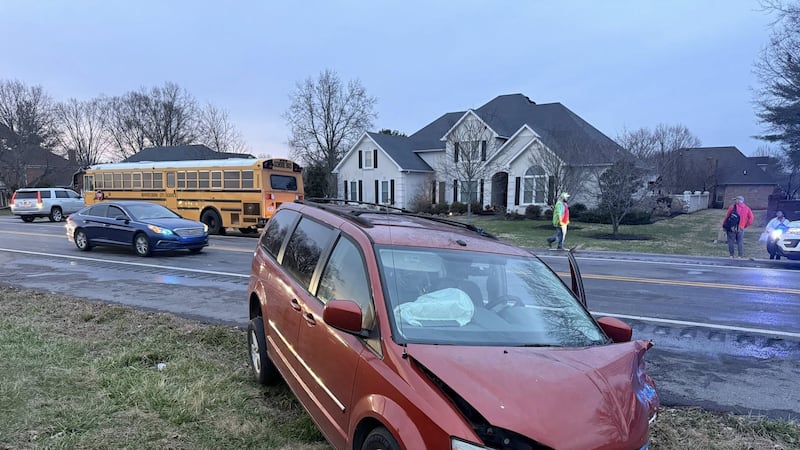 Accidente en SE Broad Street , entre varios autos y un autobús escolar en Murfreesboro
