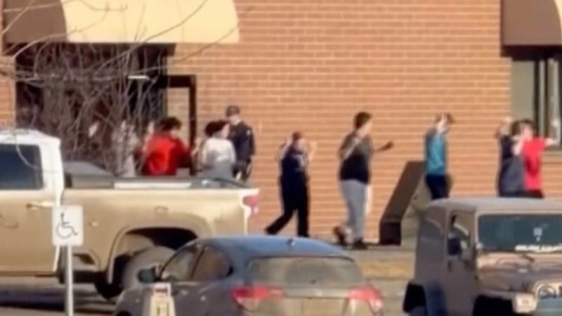 Esta imagen, tomada de un video, muestra a estudiantes saliendo de la escuela Tumbler Ridge...