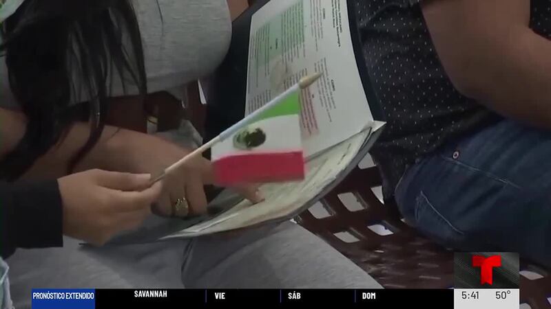 Mexicanos en EE.UU. pueden ir tramitando credencial para votar. Puede hacerlo acercándose a...