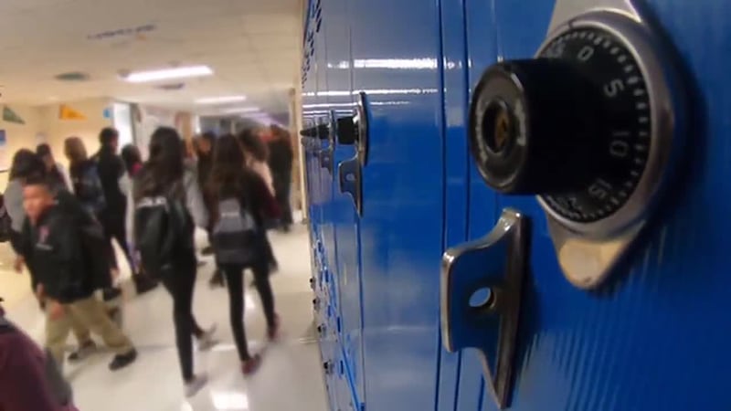 Tras amenazas a escuelas que no resultaron creíbles, policía advierte que también considera...