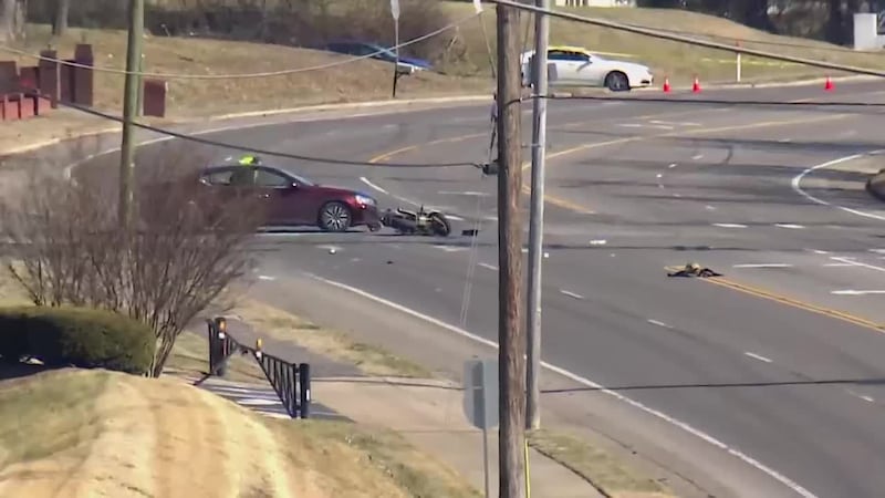 Motociclista vuela por los aires tras chocar contra un auto, dice la policía de Nashville